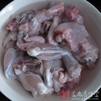 牛蛙因其叫聲大且宏亮酷似牛叫而得名，故名牛蛙