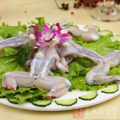 主料：新鮮的牛蛙(兩只)
