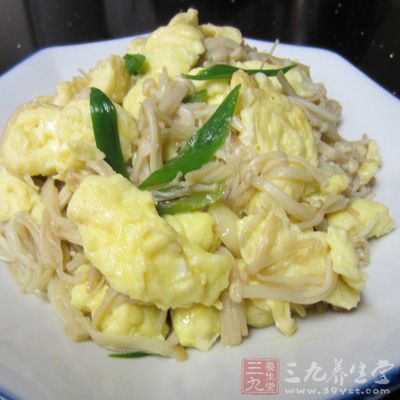添入1湯匙油，加蒜蓉爆香，倒入金針菇炒幾下
