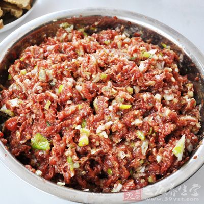 新鮮的豬肉餡100克