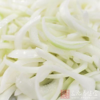 洋蔥洗淨剝去外皮，切成粗絲