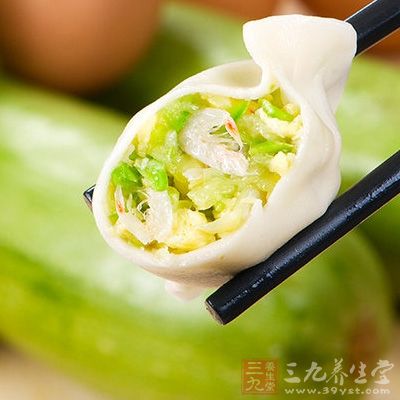 雞蛋加少許鹽和料酒攪勻