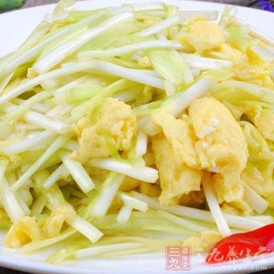 雞蛋打均勻，放鹽和味精調味