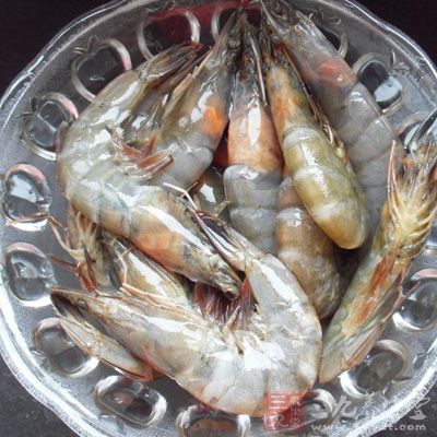 將對蝦沖洗，剪去蝦須、蝦腿