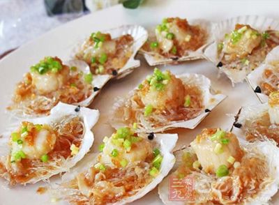 粉絲蒸扇貝是由扇貝為主要食材做成的一道美食，屬於家常菜