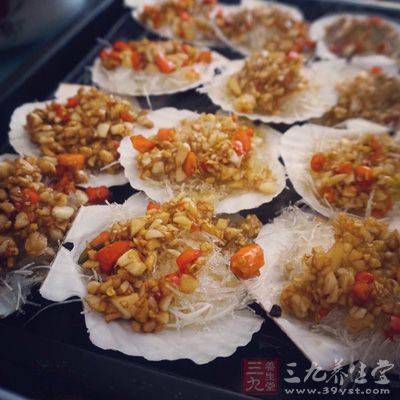 將拌好的蒜蓉鋪在扇貝肉上