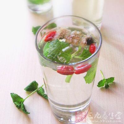 一壺靈芝薄荷茶，放涼後給小孩喝，能讓孩子神輕氣爽
