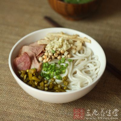 加入適量的鹽、味精、胡椒粉、蔥斷炒勻即可 加入適量的鹽、味精、胡椒粉、蔥斷炒勻即可