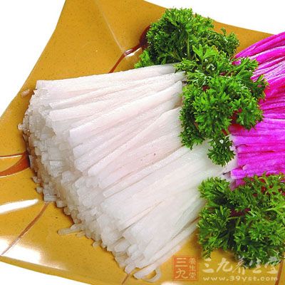 把紅蘿卜絲撥勻,倒入蛋液,凝固後搗散,根據個人口味加鹽、雞精,翻炒至焦焦的 把紅蘿卜絲撥勻,倒入蛋液,凝固後搗散,根據個人口味加鹽、雞精,翻炒至焦焦的