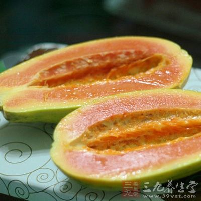 將木瓜切半，裡面的籽去除