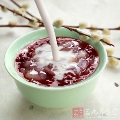 炖好的雪蛤紅豆加牛奶後就能食用啦