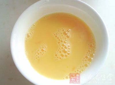 新鮮雞蛋一個。磕入碗中,用打蛋器調散,加入很少量鹽調勻,這時的蛋液會比之前稀、黃 新鮮雞蛋一個。磕入碗中,用打蛋器調散,加入很少量鹽調勻,這時的蛋液會比之前稀、黃