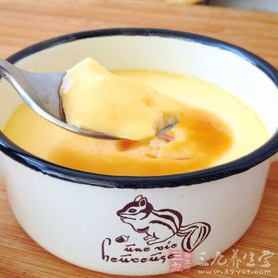 冷水放入蒸鍋蒸15-20分鐘,焖3分鐘再出鍋,開吃前在蛋羹表面淋上一點點生抽、醋和少量的香油即可食用 冷水放入蒸鍋蒸15-20分鐘,焖3分鐘再出鍋,開吃前在蛋羹表面淋上一點點生抽、醋和少量的香油即可食用