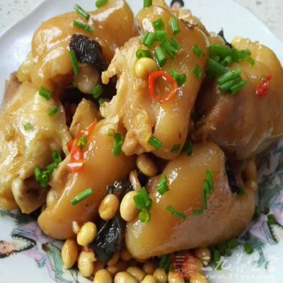 豬蹄入開水鍋燙去腥，趁熱去細毛