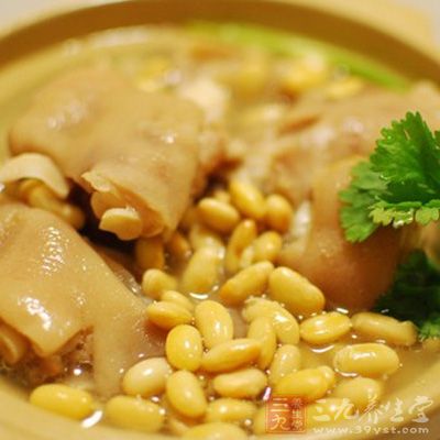 黃豆花生炖豬蹄的制作方法