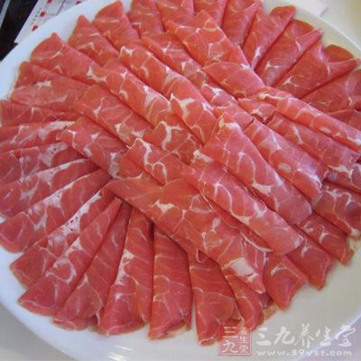 羊肉切厚度均勻的薄片備用