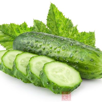 主料:黃瓜2根,蝦仁適量 主料:黃瓜2根,蝦仁適量