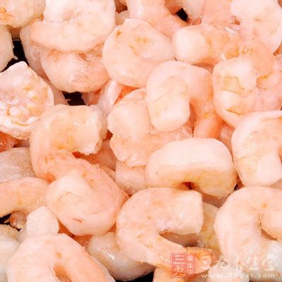 加入高湯及蝦肉、菠菜、雞肝末後旺火煮開