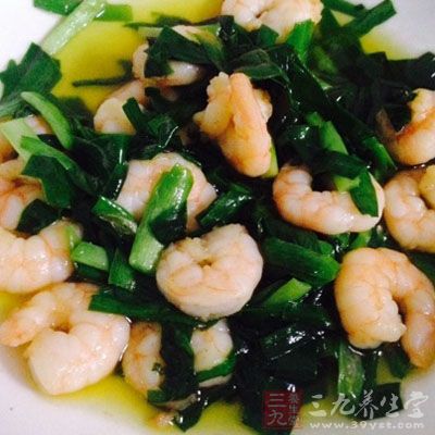 待韭菜炒熟，放食鹽、淋麻油，攪拌均勻起鍋即可