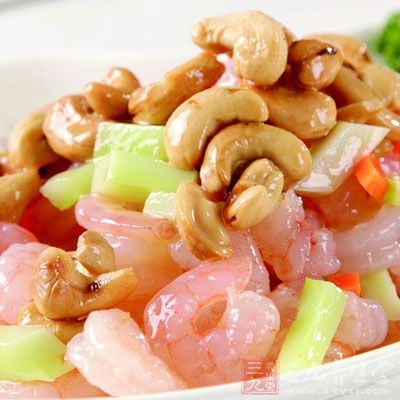 腰果蝦仁材料：蝦仁，腰果仁，油，料酒，醋，鹽