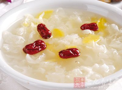 材料:銀耳30克,梨1個,紅棗3-5顆,枸杞10克,冰糖適量 材料:銀耳30克,梨1個,紅棗3-5顆,枸杞10克,冰糖適量