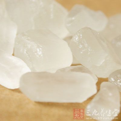 把冰糖放入中間,蓋上蓋子,把處理好的雪梨放入深盤或深碗(蒸好的梨會流出很多甜湯,最好選深一點的容器來蒸) 把冰糖放入中間,蓋上蓋子,把處理好的雪梨放入深盤或深碗(蒸好的梨會流出很多甜湯,最好選深一點的容器來蒸)