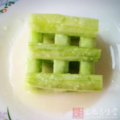 將深綠色的外側瓜皮用刀削掉,內側的紅瓤片干淨 將深綠色的外側瓜皮用刀削掉,內側的紅瓤片干淨