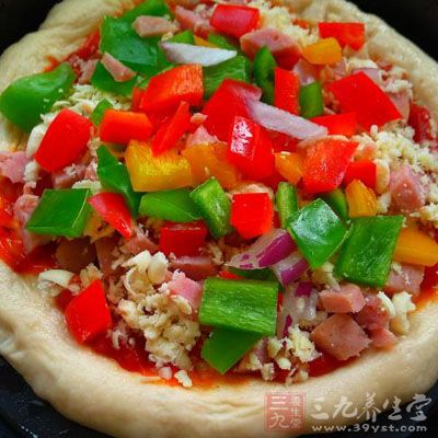 彩椒午餐肉披薩材料：高筋面粉、低筋面粉、鹽
