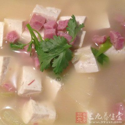 午餐肉豆腐湯食材都煮熟之後，就可以吃了