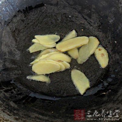 坐鍋熱油，倒入蒜蓉爆香