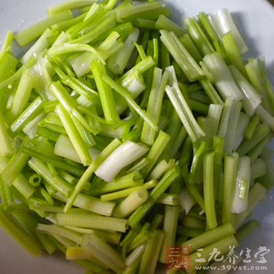 把洗淨的芹菜切成段