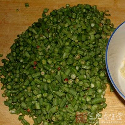 豇豆洗干淨然後放熱水裡燙一下切成小丁
