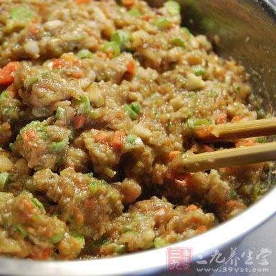 豇豆和肉末裝在一起