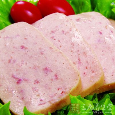 剁好的肉泥加入適量料酒，鹽一勺半，五香粉一勺拌均