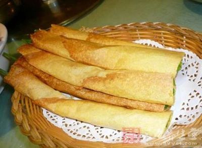 煎餅卷大蔥是山東的傳統美食，由面粉和大蔥制成