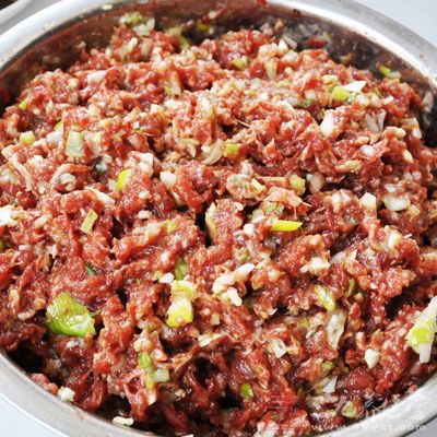 方法:將肉餡加蔥姜蒜末、水澱粉、白糖、鹽、料酒、味精調味攪拌上勁備用 方法:將肉餡加蔥姜蒜末、水澱粉、白糖、鹽、料酒、味精調味攪拌上勁備用