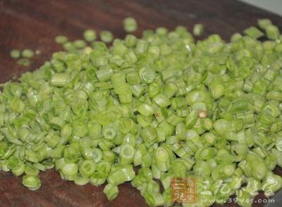 先將泡豇豆切成粒狀備用