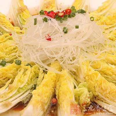 娃娃菜洗淨，豎著切成兩半