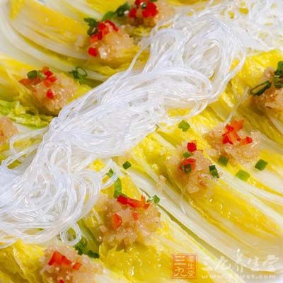 將娃娃菜洗干淨先豎著切成兩半