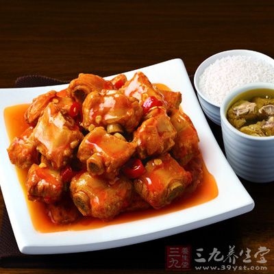 腌過的排骨和洗淨的米入電飯煲，加水後煮