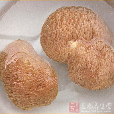 洗淨猴頭菇，先用清水浸泡30分鐘以上