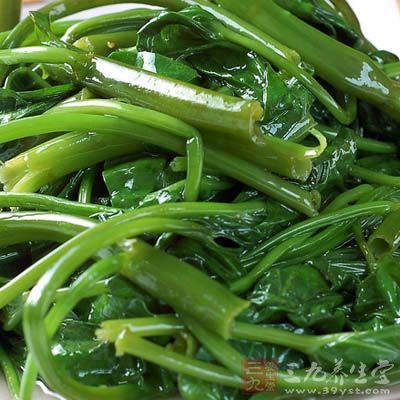蒜蓉空心菜調入適量蚝油，立刻關火，余溫翻炒均勻即可