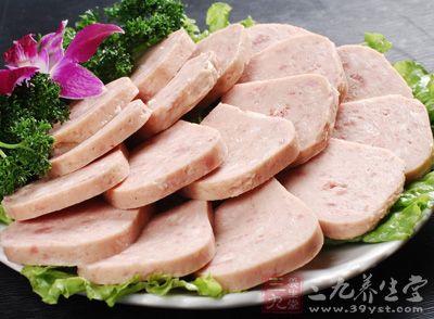 去皮豬肉洗淨擠干水分,切成小塊再剁成肉泥 去皮豬肉洗淨擠干水分,切成小塊再剁成肉泥