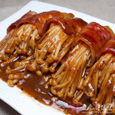 准備好牙簽、黑胡椒粉、金針菇,培根從中間切開,每塊分成兩份 准備好牙簽、黑胡椒粉、金針菇,培根從中間切開,每塊分成兩份