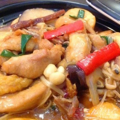 放回豆腐塊入鍋,下蚝油調味後即成 放回豆腐塊入鍋,下蚝油調味後即成