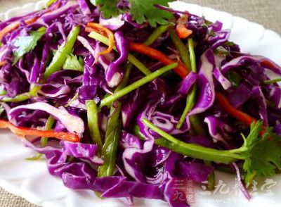涼拌紫甘藍主要就是用紫甘藍然後搭配香菜、火麻油、食鹽等一些食材做出的菜品 涼拌紫甘藍主要就是用紫甘藍然後搭配香菜、火麻油、食鹽等一些食材做出的菜品