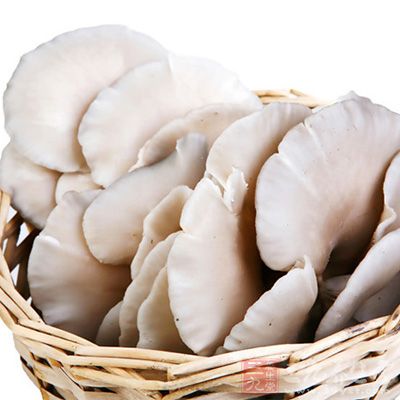 材料：新鮮的平菇500克