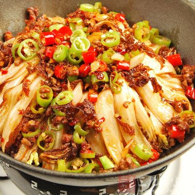 盛出干鍋娃娃菜備用