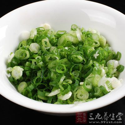 用鹽、雞精調味後淋上少許色拉油,水沸後倒入之前的豌豆苗碗裡,灑上蔥花即可 用鹽、雞精調味後淋上少許色拉油,水沸後倒入之前的豌豆苗碗裡,灑上蔥花即可