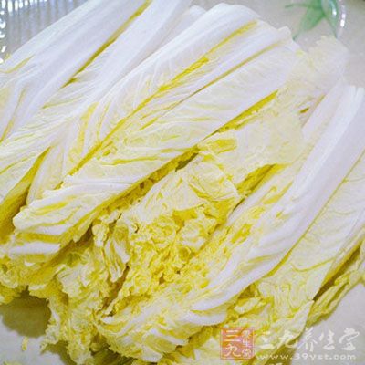 做法:把每一顆娃娃菜切成四瓣,鍋裡燒開水,水開後放入娃娃菜焯至半熟 做法:把每一顆娃娃菜切成四瓣,鍋裡燒開水,水開後放入娃娃菜焯至半熟
